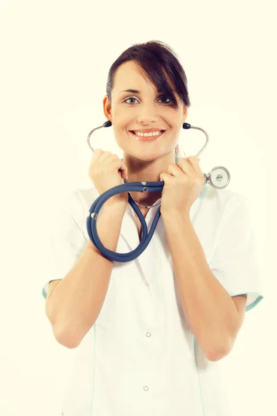 Médecin femme avec stéthoscope debout au bureau et souriant à la caméra — Photo