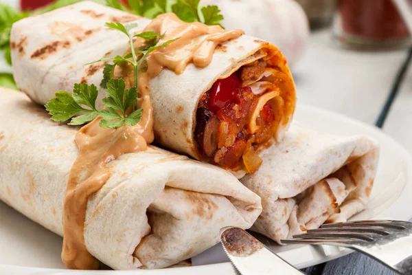 Mexican burritos wraps with mincemeat, beans and vegetables — Stock Photo, Image