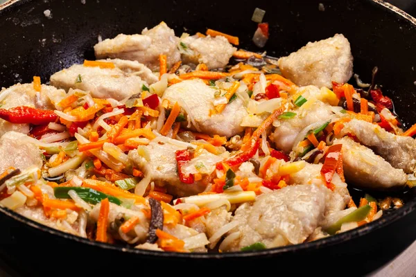 中国野菜の混合物で豚肉の塊 — ストック写真