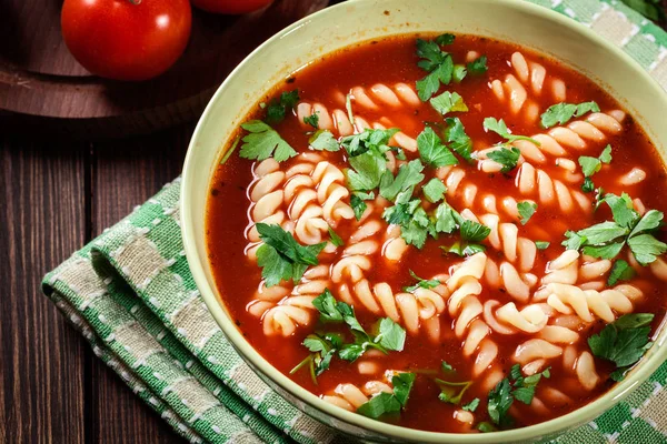 Nouilles à la soupe aux tomates dans le bol — Photo