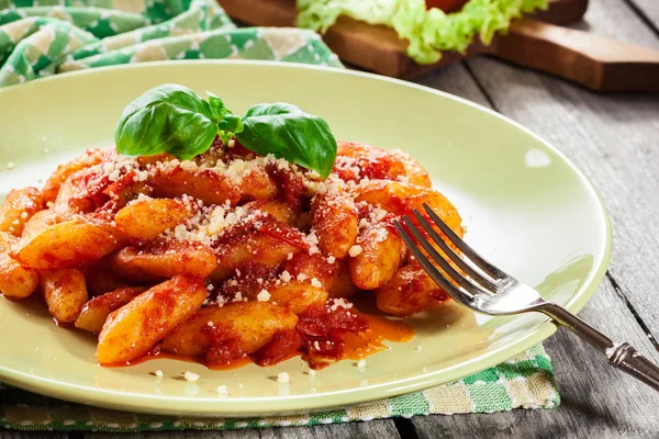Gnocchi italiani con salsa di pomodoro e formaggio — Foto Stock