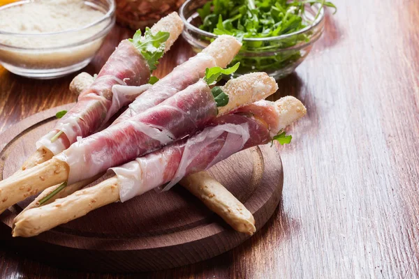 Grissini italiano con jamón prosciutto, mozzarella y rúcula — Foto de Stock