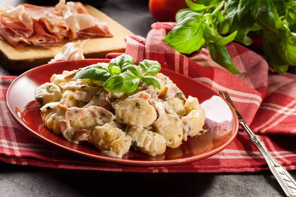 Картофельные клецки, итальянские картофельные клецки с сыром, ветчина — стоковое фото