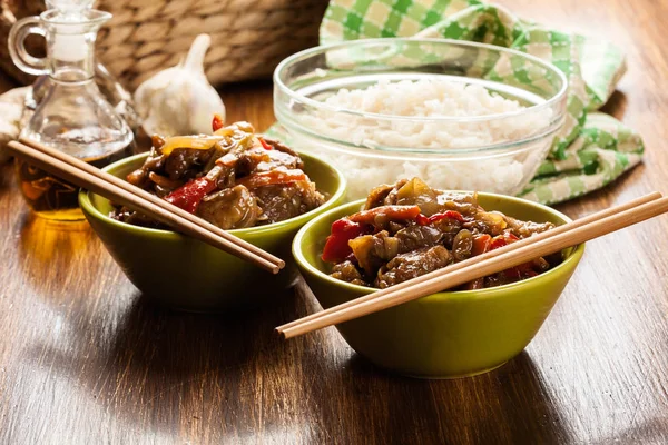 Chinesische klebrige Schweinelende gebraten mit einer süßen und herzhaften Sauce — Stockfoto