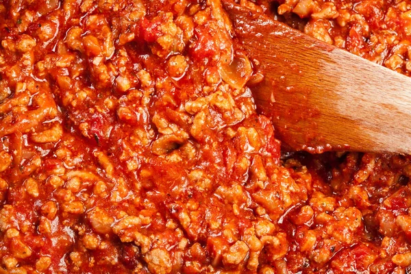 Мясо жареное в томатном соусе на сковородке. Подготовка — стоковое фото