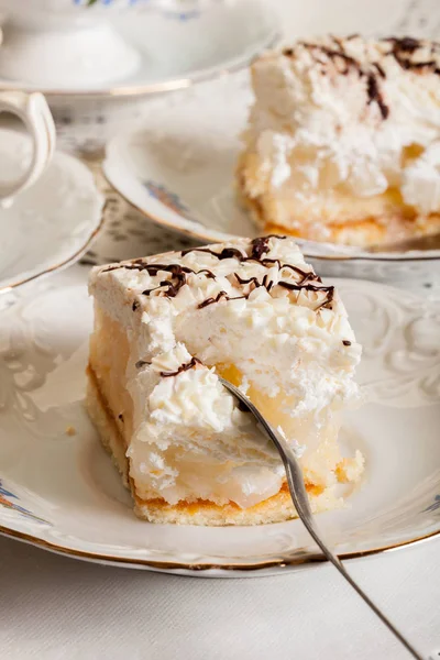 Frischer süßer Apfelkuchen mit Schlagsahne serviert mit einer Tasse Tee — Stockfoto