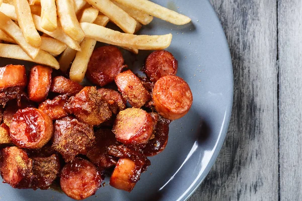 Tradycyjne niemieckie currywurst - kawałki kiełbasy z curry sau — Zdjęcie stockowe