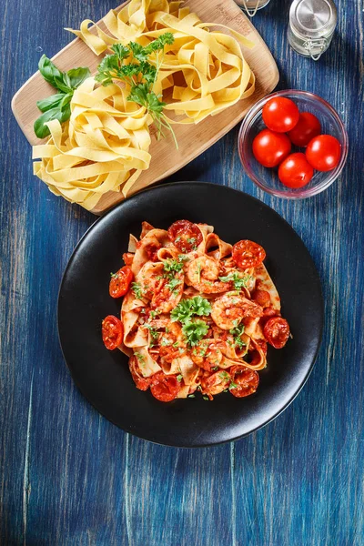 Pappardelle pasta with shrimp, tomatoes and herbs — Stock Photo, Image