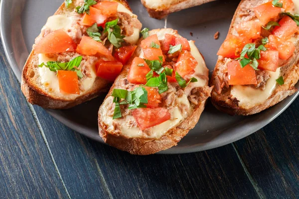 Aperitivo bruschetta com atum, queijo mussarela e tomate — Fotografia de Stock