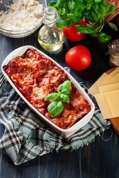 Gorący pysznych lasagne ze szpinakiem w naczynia żaroodpornego ceramiczne — Zdjęcie stockowe