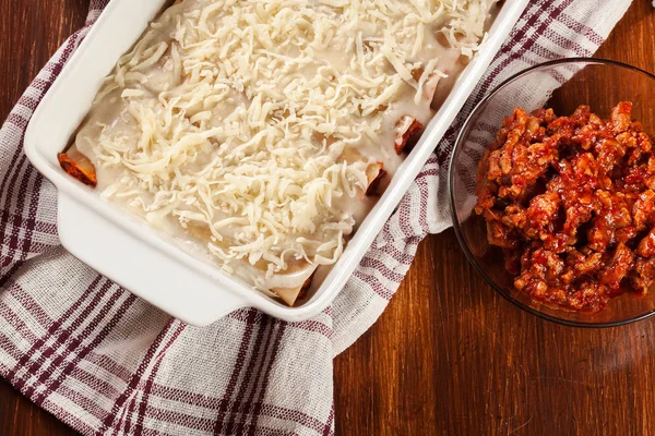 Cannelloni recheado com carne cozida em um prato de caçarola pronto fo — Fotografia de Stock