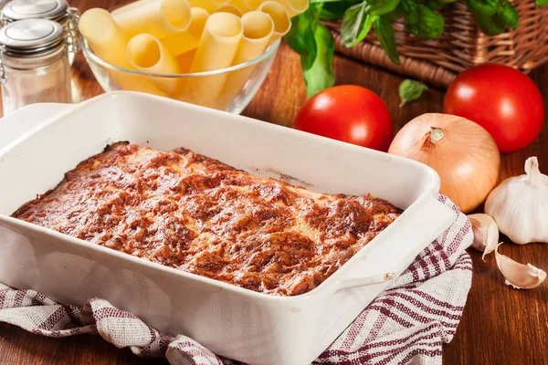 Pieczone makaron cannelloni włoski w naczynia żaroodpornego — Zdjęcie stockowe