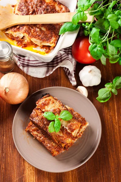 Canelones al horno con carne picada y salsa de bechamel en un plato —  Fotos de Stock