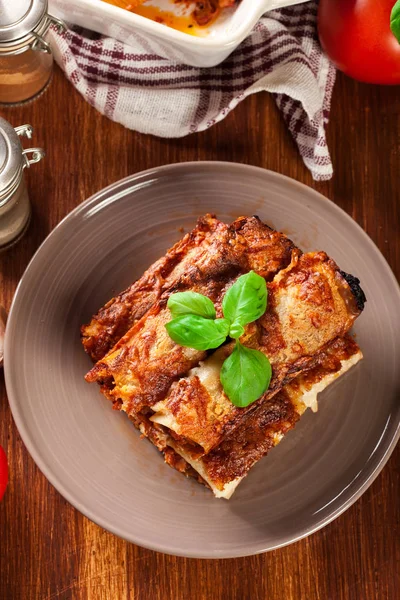 Canelone assado com carne picada e molho bechamel em um prato — Fotografia de Stock