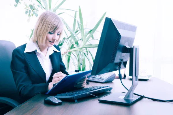 Donna d'affari bionda che lavora al computer in ufficio — Foto Stock