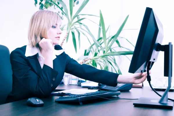 Mujer de negocios rubia trabajando en la computadora en la oficina — Foto de Stock