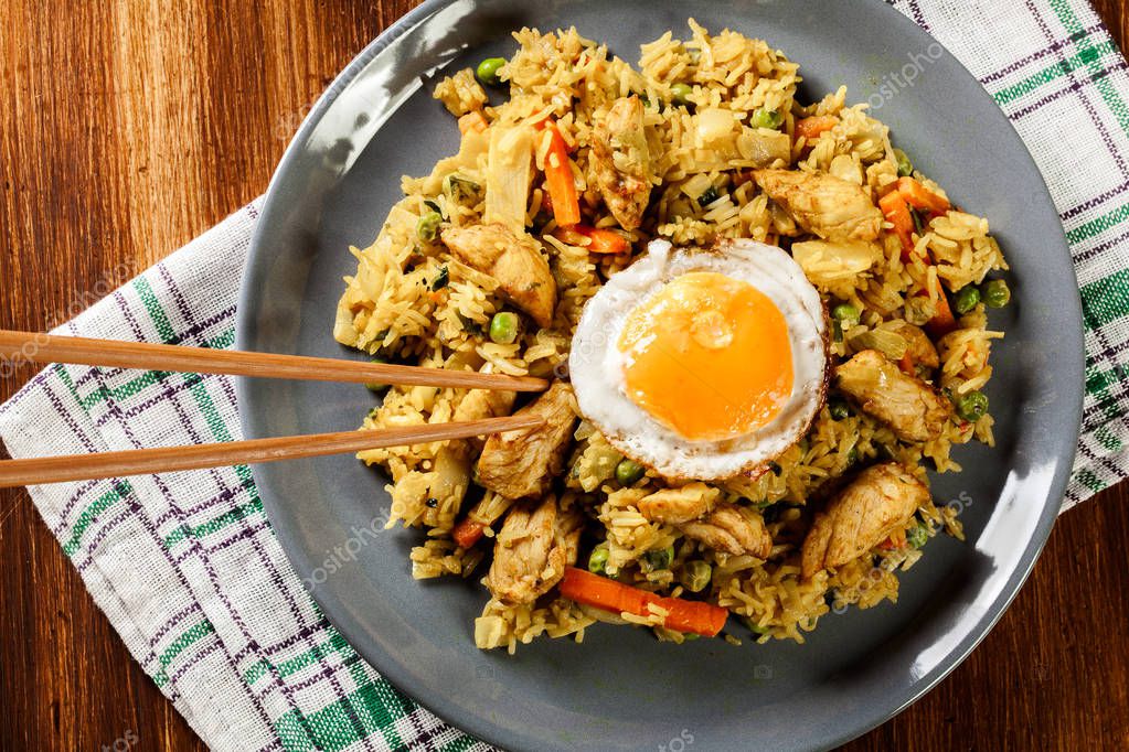 Goreng de nasi de arroz frito con huevo de gallina y ...