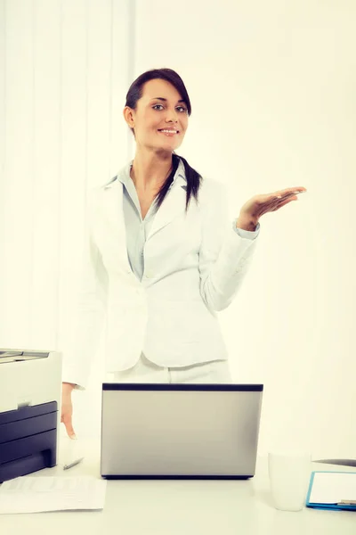 Mujer de negocios atractiva joven en chaqueta blanca que muestra el espacio de copia sobre el fondo. Gestos de mujer —  Fotos de Stock