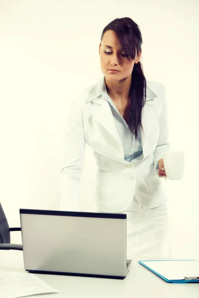 Jonge aantrekkelijke zakenvrouw met behulp van laptop op het kantoor — Stockfoto