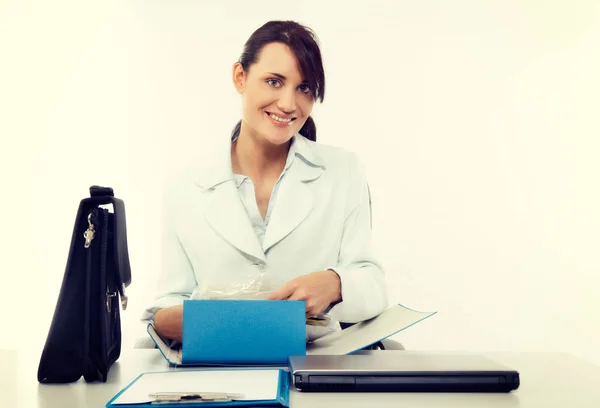 Jeune femme d'affaires attrayante avec mallette au bureau — Photo