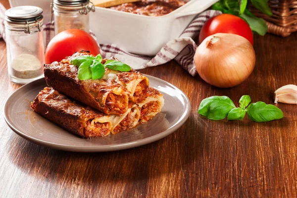 Canelones al horno con carne picada y salsa de bechamel en un plato —  Fotos de Stock