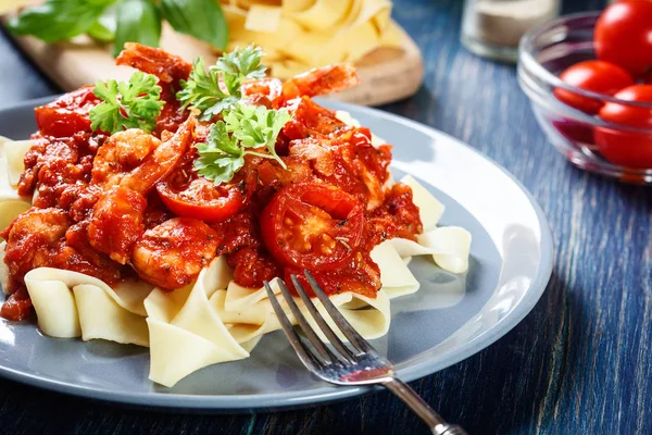 Pappardelle pasta met garnalen, tomaten en kruiden — Stockfoto