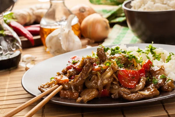 चीनी चिकट डुक्कर सरलोइन गोड आणि सॉससह भाजलेले — स्टॉक फोटो, इमेज
