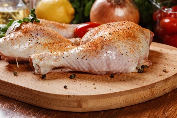 Raw chicken drumsticks seasoned with herbs — Stock Photo, Image