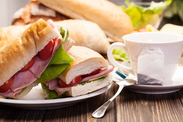 Panini con prosciutto, formaggio e pomodoro — Foto Stock