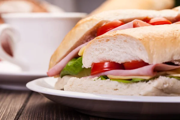 Sanduíche de panini com presunto, queijo e tomate — Fotografia de Stock