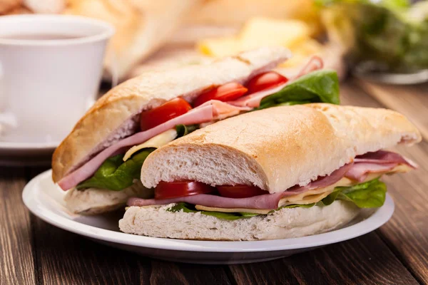 Sanduíche de panini com presunto, queijo e tomate — Fotografia de Stock