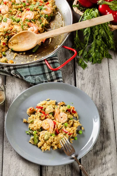 Marisco tradicional paella com camarão, peixe e frango seved i — Fotografia de Stock