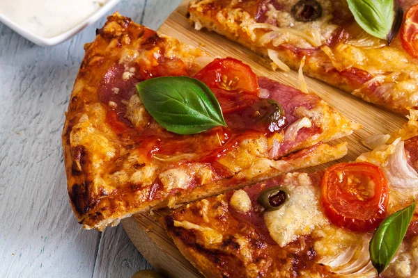 Rebanadas de pizza con tocino, aceitunas y tomates — Foto de Stock
