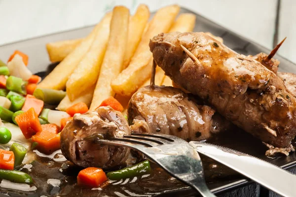 Rollos de cerdo con papas fritas con verduras —  Fotos de Stock