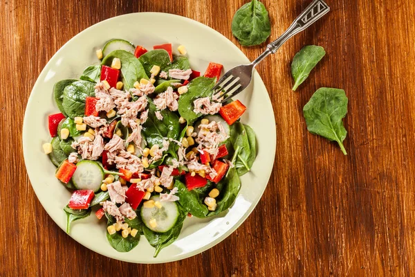 Fresh spinach salad with tuna, cucumber, corn, and red paprika o — Stock Photo, Image