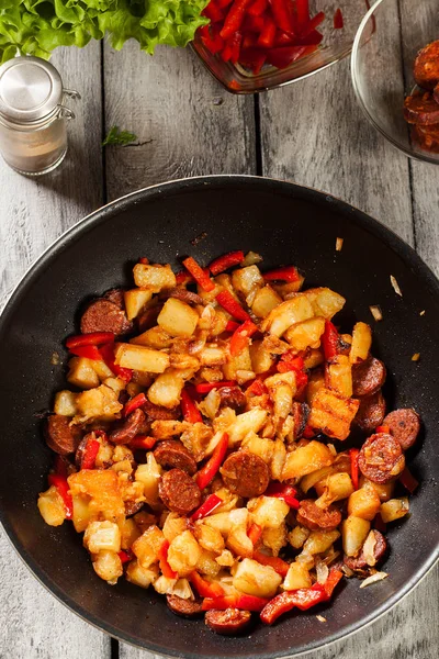 Tortilla de patatas. Španělská omeleta s klobásou chori vaření — Stock fotografie