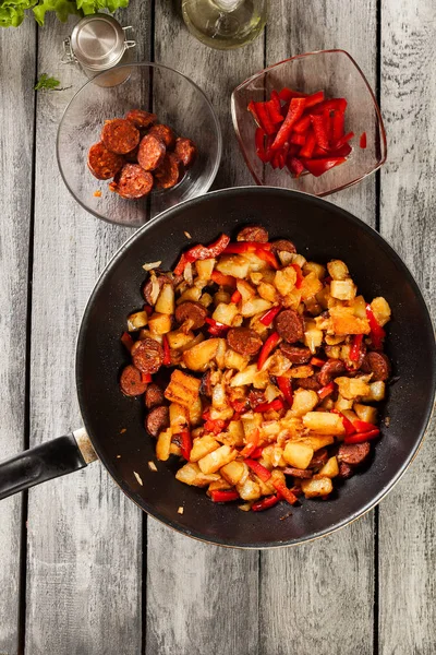 Tortilla de patatas. Cucinare frittata spagnola con salsiccia chori — Foto Stock