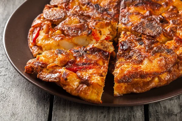 Tortilla de patatas. spanisches Omelett mit Wurst-Chorizo, Kartoffeln, Paprika und Ei, begleitet von Olivenöl — Stockfoto