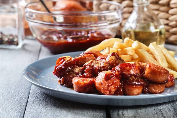 Currywurst tradicional alemán - trozos de salchicha con salsa de curry —  Fotos de Stock