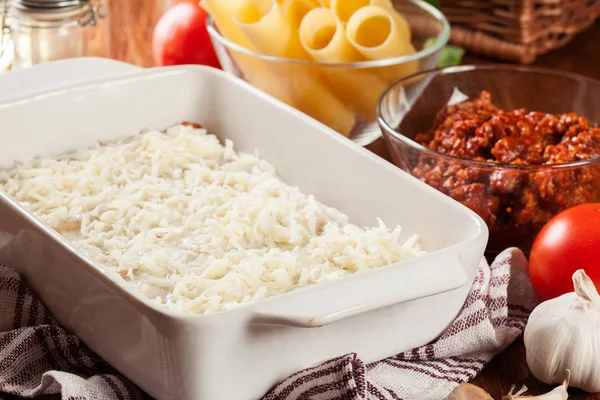 Canelones rellenos de carne cocida en un plato de cazuela listo para hornear —  Fotos de Stock