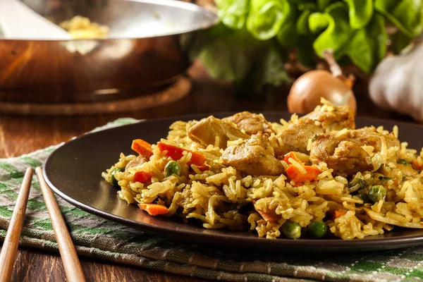 Stekt ris nasi goreng med kyckling och grönsaker på en tallrik — Stockfoto