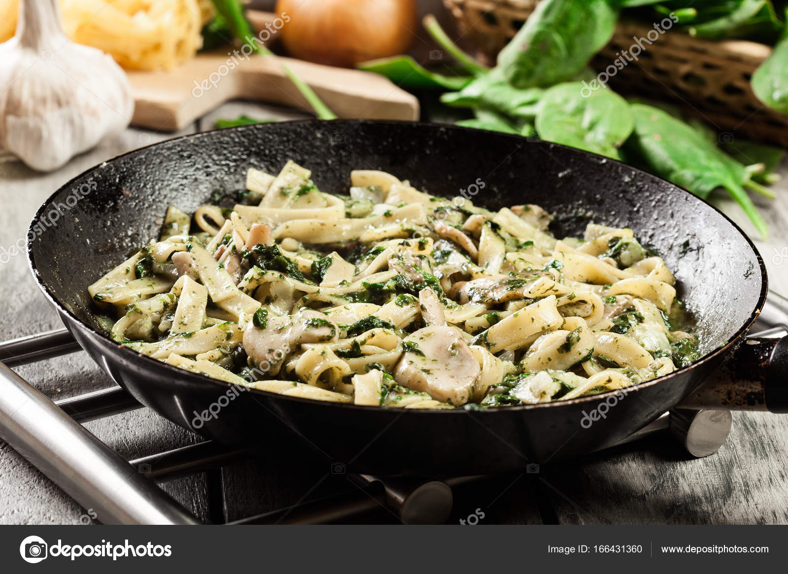 Ev Yapımı Ispanaklı Tagliatelle Ev Yapımı Ispanaklı Tagliatelle