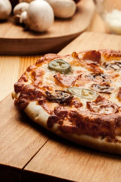 Fatias de pizza com bacon, azeitonas e papper jalapeno — Fotografia de Stock