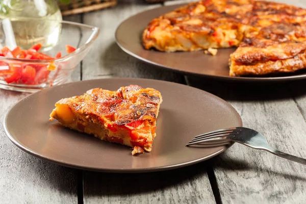 Tortilla de patatas. Tortilla española con chorizo de salchicha, patatas, pimentón y huevo, acompañada de aceite de oliva — Foto de Stock