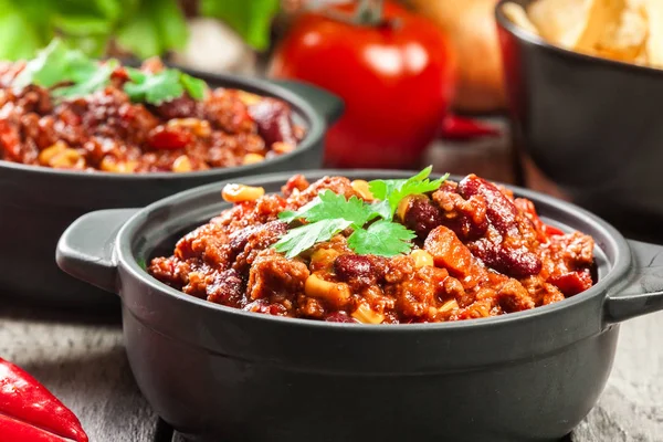 Semangkuk hot chili con carne dengan daging sapi, kacang-kacangan, tomat dan jagung — Stok Foto
