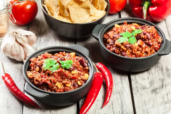 Tál meleg chili con carne-val darált marhahús, a babot, a paradicsom és a kukorica — Stock Fotó