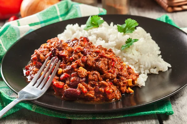 Chili con carne chaud avec boeuf haché, haricots, tomates et maïs servi avec du riz — Photo
