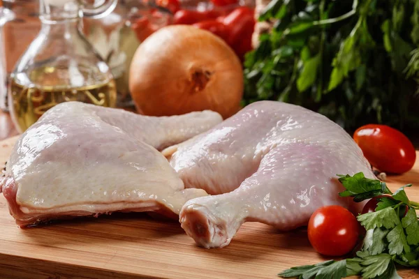 Rohe Hühnerkeulen und Zutaten für Marinade — Stockfoto