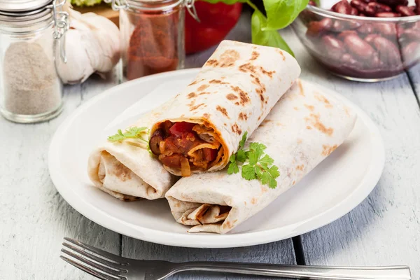 Burritos mexicanos envueltos con picadillo, frijoles y verduras —  Fotos de Stock