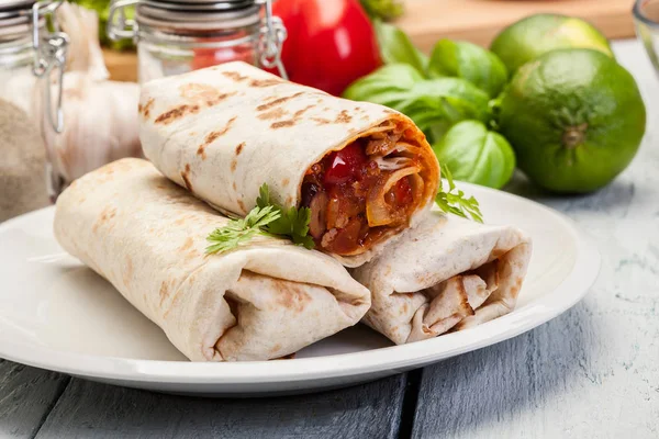 Mexické burritos zábaly s mletým masem, fazolemi a zeleninou — Stock fotografie